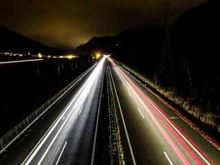 Autospuren auf Autobahn