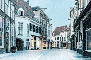 Fotobehang Winkelstraat met sneeuwval in het centrum van Zutphen © Martin Bergsma