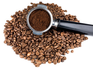 café en grain avec porte filtre café moulu sur fond blanc
