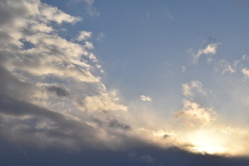 雲を照らす太陽の光