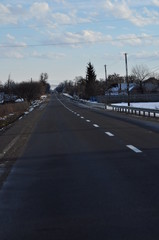 route dans le village en hiver