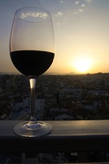 Wino na tle zachodzącego słońca 