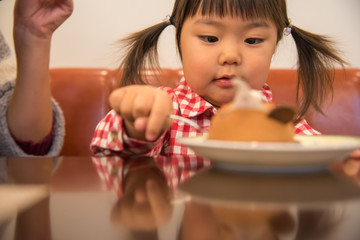 スイーツを食べる子供