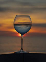 Vaso de agua  y un hermoso amanecer
