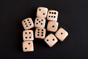 Die Würfel sind gefallen vor schwarzem Hintergrund