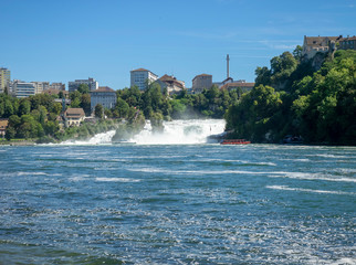 Der Rheinfall in der Schweiz, einer der grössten Wasserfällen in Europa in Neuhausen am...