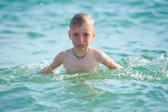BOY 7 YEARS LEARN TO SWIM IN THE SEA