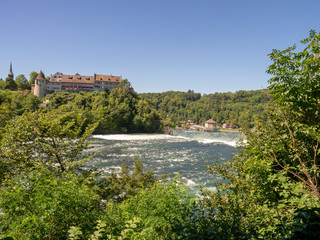 Obraz premium Der Rheinfall mit dem Schloss Laufen im Hintergrund