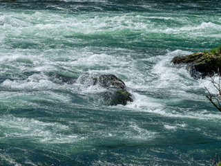 Schnelle Strömung des Rheins stromaufwärts der Rheinfall