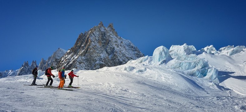 Scialpinisti pronti a scendere sul ghiacciaio del Monte Bianco
