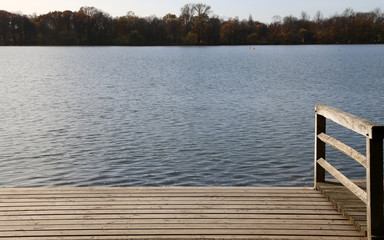 Steg am See mit blauer Wasseroberfäche