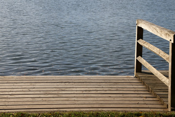 Steg am See mit blauer Wasseroberf&auml;che