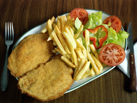 Plato combinado con escalopa de ternera rebozada, patatas fritas y ensalada