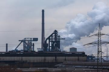 Fototapeta na wymiar industrial smoke and factorys
