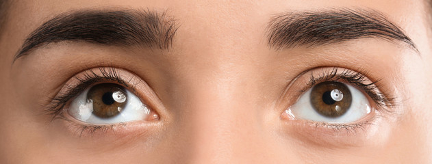 Obraz premium Closeup view of beautiful young woman with natural eyelashes