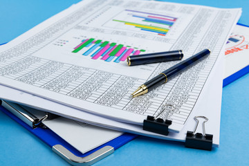 グラフ　ビジネスイメージ　会議資料　打ち合わせ　ミーティング