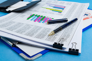 グラフ　ビジネスイメージ　会議　打ち合わせ　ミーティング　資料