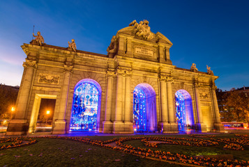 Naklejka premium Puerta de Alcalá oświetlony na Boże Narodzenie