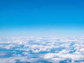  Luchtfoto van blauwe lucht en witte wolken. Bovenaanzicht vanuit vliegtuigraam © maribom
