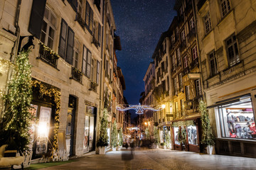 Fototapeta na wymiar lumières de Noël dans les rues