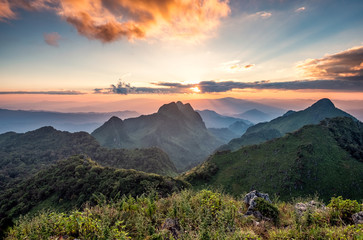 Obraz premium Landscape of sunset on mountain range in wildlife sanctuary at Doi Luang Chiang Dao national park
