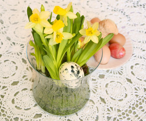 Wielkanoc - kwiaty na stole