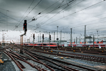 Naklejka premium Pociąg jedzie z dużą prędkością