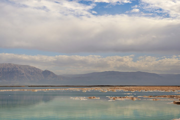 Obraz premium Dead sea seascape in cloudy weather