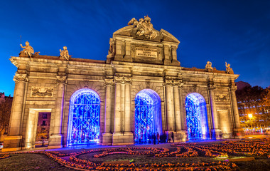 Fototapeta na wymiar Madrid, puerta de Alcalá iluminada en navidad