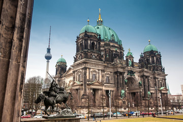 Fototapeta premium Supreme Parish and Collegiate Church or also called Berlin Cathedral seen from the Altes Museum in a cold end of winter day