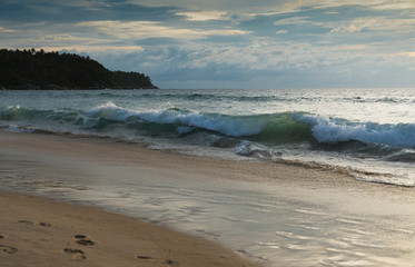 Пляж и волны на берегу океана.