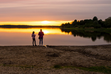 Fototapeta premium Czarne sylwetki na plaży
