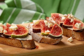 Sweet canapes with figs
