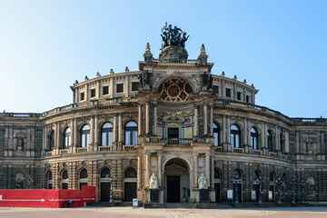 Fototapeta premium Drezno, Saksonia. Opera w Dresdzie, w słoneczny dzień z błękitnym niebem. Punkt orientacyjny Niemiec.