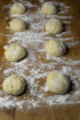 Teiglinge für Hefebrötchen auf einem Holzbrett