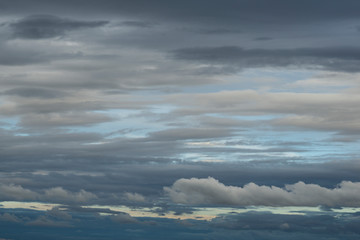 Wolken in grau, weiß und blau