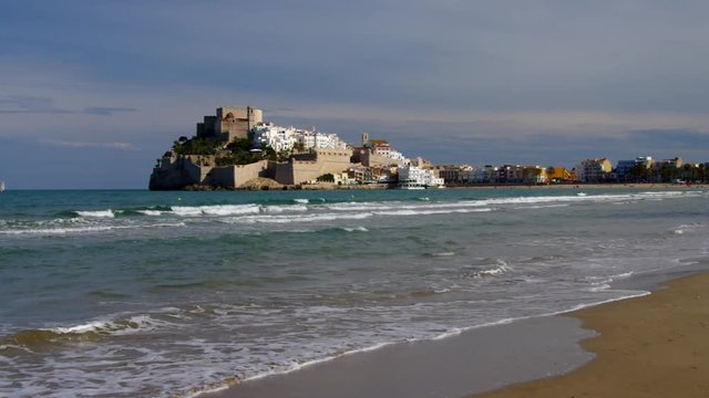 Peniscola mit wei&szlig;en H&auml;usern und alter Burg, Spanien
