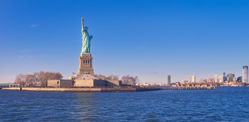 Vista desde el rio Hudson, al atardecer, de la estatua de la libertadla isla de la libertad y el horizonte de Manhattan , donde numerosos turistas, van a visitarla cada dia,desde Manhattan. © Helena GARCIA