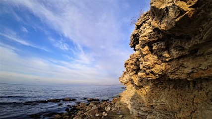 Fototapeta na wymiar Seashore on a cliff on an autumn day