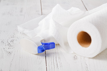 Cleaning window spray with Roll of disposable nonwoven fabric towels