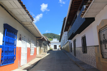 Fototapeta na wymiar Calle, Capilla del Padre Marianito. Angostura, Antioquia, Colombia