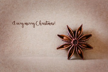 Festliche, minimalistische Weihnachtskarte mit Sternanis auf papier