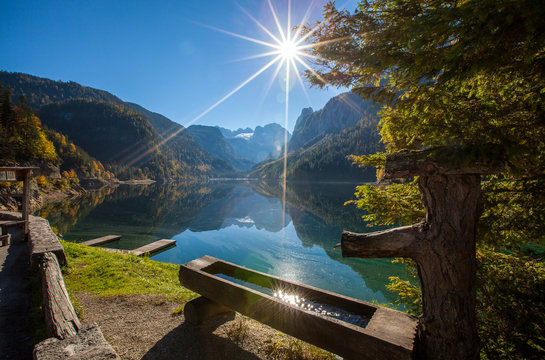 Ein Brunnen voller Sonnensterne am Gosausee