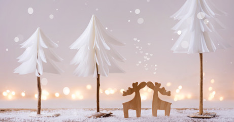 Mr und Mrs Rentier - weihnachtliche Dekoration mit verliebten Rentieren, Papiertannenbäumen und...