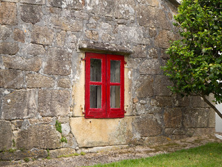 Detalle de una ventana roja en el pueblo de Vilar, en Galicia, verano de 2018