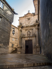 Iglesia en el Casco viejo de Santiago de Compostela, Galicia, España, turismo en verano de 2018
