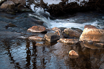 Fototapeta na wymiar stones in the water 