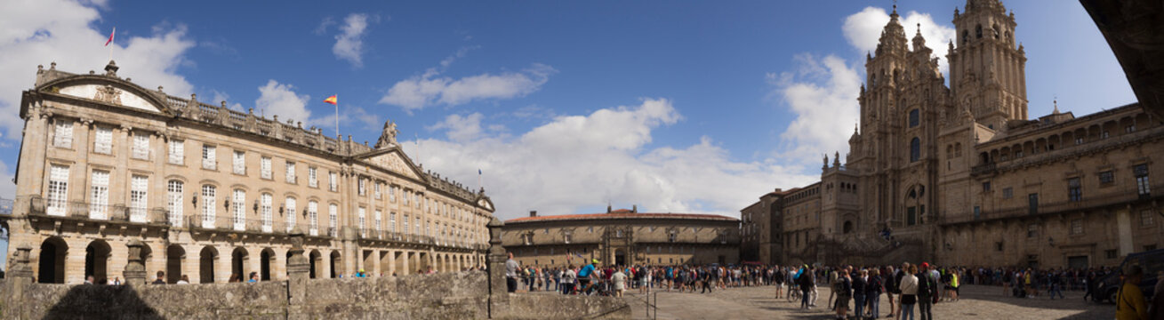 Panor&aacute;mica de la Plaza del Obradoiro en La Coru&ntilde;a con la Catedral de Santiago de Compostela en Galicia, Espa&ntilde;a, vacaciones de 2018