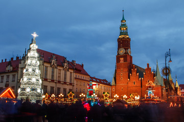 Obraz premium Christmas night market place in Wroclaw, Poland