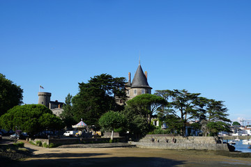 Fototapeta na wymiar Château et plage du vieux port de Pornic